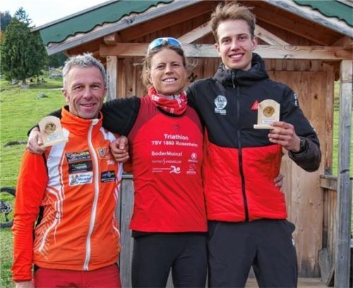 Die Sieger Renate Forstner (Mitte) und Felix Gramelsberger (rechts) mit Berglauf-Organisator Günter Brendel.Foto re