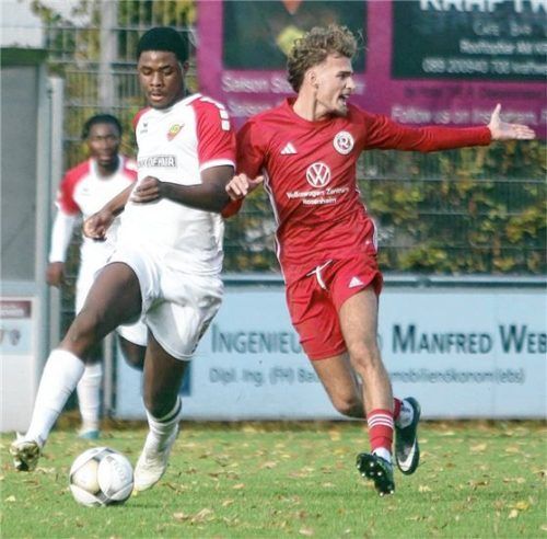 Die Szene, die zur Roten Karte führte: Charif Kpegouni (links, Unterföhring) hielt Rosenheims Torschütze Edis Muhameti (rechts) auf dem Weg zum Tor zurück. Foto Fehrmann