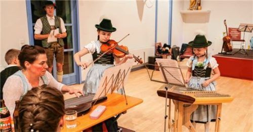 Die Trachtler zeigten ihr Können, wie hier (von links) Mama Marianne Schlaipfer mit ihren Töchtern Bernadette und Anna. Foto re