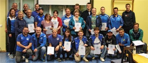 Die Urkunden erhielten die Übungsleiter und Trainer aus den Händen des Leiters des Teams „Bildung und Gesundheit“, Martin Ostermaier (vorne, Dritter von links). In zwei Jahren geht’s wieder zum TÜV. Foto .grundner