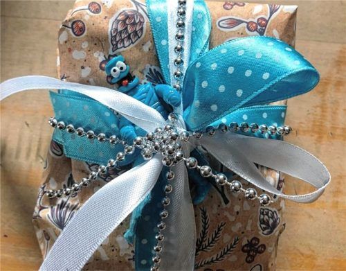 Die Verpackung ist mit ein Teil der Vorfreude aufs Schenken – viele Geschäfte bieten in der Vorweihnachtszeit an, das gekaufte Geschenk festlich zu verzieren. In der Zeitung vom 9. Dezember wird auch wieder ein Bogen Zeitungs-Geschenkpapier, schön gestaltet von der Grafik, beigelegt. Das OVB-Geschenkpapier ist auch ab Montag, 11. Dezember, kostenlos in den Geschäftsstellen zu erhalten.Foto kmz