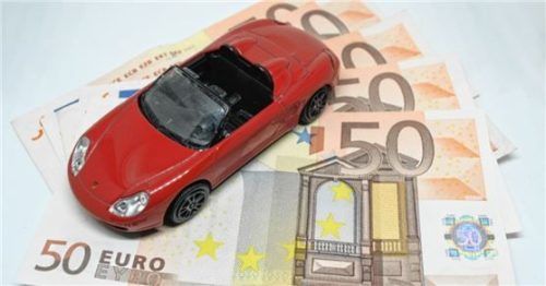 Die Versicherungswirtschaft rechnet mit höheren Versicherungsbeiträgen. Es gibt Einsparungspotenziale wie Rabatte und Fahrleistung. Foto pixabay