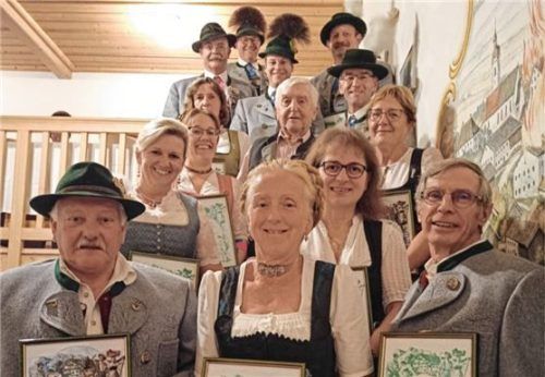 Die zahlreichen Geehrten haben sich seit Jahrzehnten um den Verein verdient gemacht.Foto re