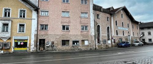 Diese Gebäude sind bald Geschichte: Der Gemeinderat hat dem Antrag auf Abriss der Reismühle und des Brunnerhauses grünes Licht gegeben.Foto Kirchner