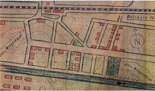 Dieser historische, handgezeichnete Plan zeigt den Ortskern 1865. Die Glückstraße liegt links des Himmelsrichtungszeichens „N“ für Norden. Foto Industrie- und Heimatmuseum Kolbermoor