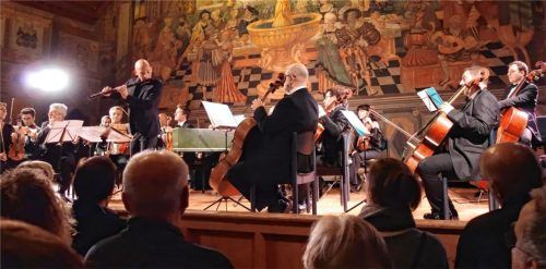 Dirigent Ariel Zuckermann zeigte auch seine Virtuosität an der Flöte. Foto füchtner