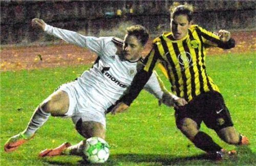 Dominik Sadler (links) vom TuS Raubling spielte bereits gegen Spieler aus der Champions League. Foto Franz Rupprecht