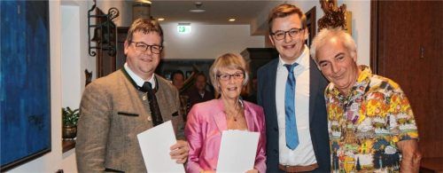 Drei Gemeinderäte wurden für ihren besonderen Einsatz von Bürgermeister Christoph Schneider (Zweiter von rechts) ausgezeichnet: (von links) Konrad Stuffer, Christina zur Hörst und Dr. Michael Gierlinger.Foto Schwitteck