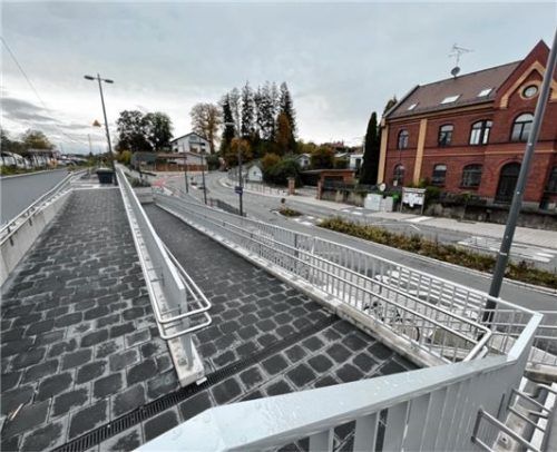 Drei Steigungen und eine Strecke von etwa 80 bis 90 Metern müssen Rollstuhlfahrer überwinden, um auf den Außenbahnsteig zu kommen.