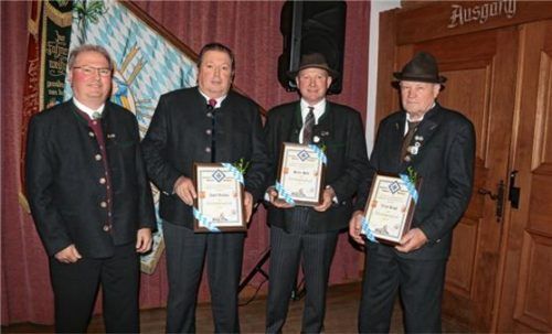 Ein Ehrenzeichen und eine Urkunde übergab Vorsitzender Erich Rasinger (links) an die Ehrenmitglieder (von links) Sepp Leitner, Peter Poll und Vitus Krapf.Foto re