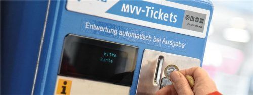 Ein Fahrscheinautomat des MVV – das Angebot des Münchner Verkehrsverbunds kann bald in Stadt und Landkreis Rosenheim genutzt werden. Foto dpa