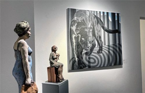 Ein „Panther“ von Hans Sagmeister (im Hintergrund) und „unterwegs“, eine Plastik (vorne) aus Terrakotta von Helga Zellner. Foto kirchner