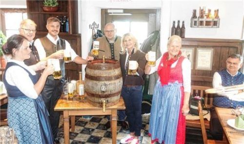Ein Prosit mit dem guten Flötzinger-Bier auf Tradition und langjährige gute Partnerschaft.
