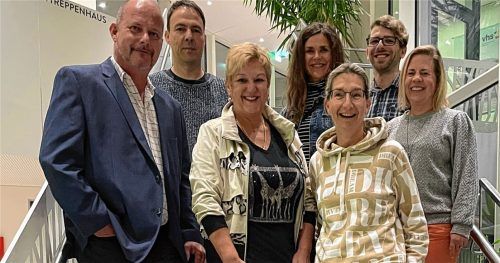 Ein Symbol für Stabilität und Aufbruch zugleich ist der neue Vorstand des SV-DJK Kolbermoor: (von links) Oliver Nickel, Thomas Wauer, Sabine Balletshofer-Wimmer, Karin Maier, Marion Krattenmacher, Franz Christange und Schriftführerin Silke Engl. Foto Re