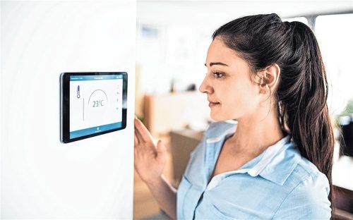 Ein Thermostat im Haus regelt präzise die benötigte Wärme. Foto Panthermedia/halfpoint