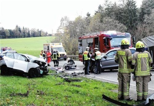 Ein Trümmerfeld – die Staatsstraße 2095 war nach dem schweren Unfall für Stunden gesperrt. Foto Reisner