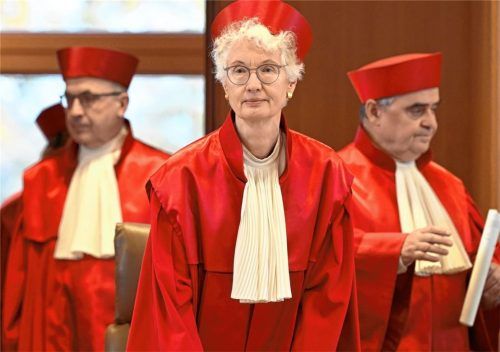 Ein Urteil mit politischer Sprengkraft: Der Zweite Senat des Bundesverfassungsgerichts mit (von links) Ulrich Maidowski, Vorsitzender Doris König und Peter Müller hat den Nachtragshaushalt der Ampelkoalition für nichtig erklärt. Foto dpa