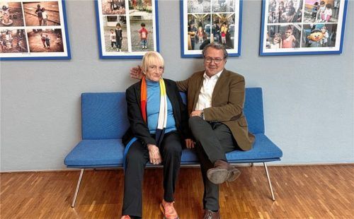 Eine Ausstellung ihrer Werke mit vielen Fotos von Kindern aus aller Herren Länder zeigte Dr. Heide Schulte vor Kurzem im Bildungswerk Rosenheim. Klaus Stöttner war als Vermittler tätig. Foto re