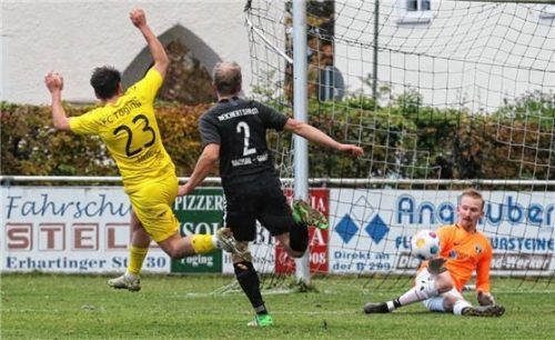 Eine der Töginger Möglichkeiten: Namik Helic scheitert an Jakob Kohwagner.Foto Gabi Zucker