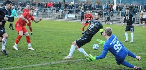 Eine der vielen Chancen: Johannes Brendle, später noch Torschütze, vergab aus guter Position.Foto Franz Ruprecht