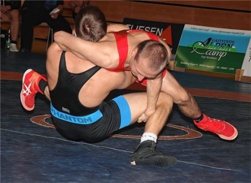 Eine feste Bank für den TV Traunstein ist Leichtgewichtler Daniel Flemmer (rotes Trikot).Foto Andreas Wittenzellner