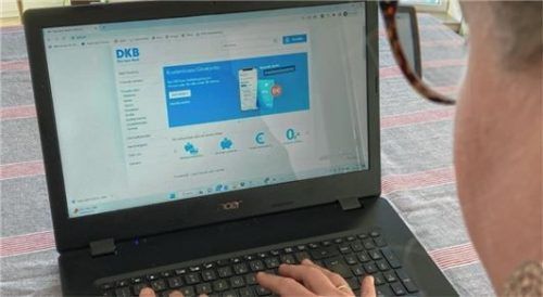 Eine Frau hat die Homepage der DKB AG auf ihrem Laptop aufgerufen. Die Bank hat jetzt einen Vergleich mit einem Kolbermoorer platzen lassen. Foto  Weinzierl