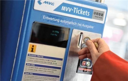 Eine Frau kauft an einem Automaten für MVV-Fahrkarten ein Ticket. Foto dpa
