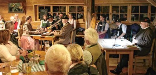 Eine gelungene Einstimmung auf die dunkle Jahreszeit war der Sänger- und Musikanten-Hoagart im Kulturverein Hilgerhof.Foto Benekam