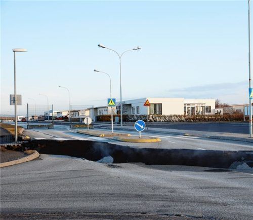 Eine Straße in Grindavik ist aufgebrochen. Die Menschen mussten ihre Häuser verlassen. In der Region droht ein Vulkanausbruch. Foto dpa