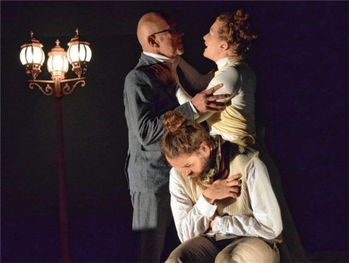 Eine Szene aus der „Bartholomäusnacht“ mit Margot (Olivia Raclot), die den Duc de Guise (Oliver Majer-Trendel) am Kragen packt. Im Vordergrund sitzt der paranoide König Charles de Valois IX. (Florian Bogner).Foto brodschelm