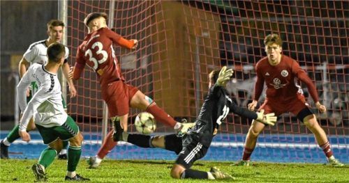 Eine von Sebastian Amanns Glanztaten in der ersten Viertelstunde: Malik Salkic blockt mit, Moritz Kappelsberger sichert die Torlinie.Foto Hans-Jürgen Ziegler