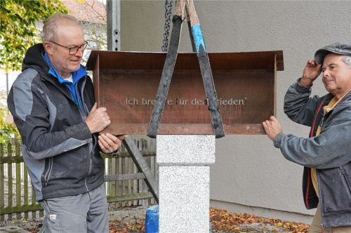Einen außergewöhnlichen Ort des Gedenkens schufen Konrad Schauer (links) und Erich Wieser in Bad Endorf. Jede(r) kann dort ein Zeichen für den Frieden setzen. Foto Sylvia Hampel