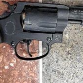 Frau (29) bedroht Autofahrer mit Revolver