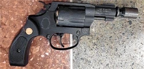 Einer scharfen Waffe täuschend ähnlich ist der Schreckschuss-Revolver, den die Frau mit sich trug. Foto Bundespolizei