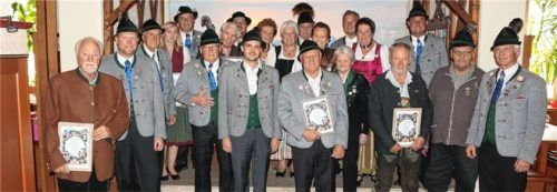 Einige der geehrten Mitglieder mit den Vorsitzenden: (von links) Giselher Pichler, Zweiter Vorsitzender Ludwig Estner, Gerhard Ewinger, Sandra Schönhuber, Robert Scheck, Klaus Seidl, Helmut Stöckle, Martin Leutner, Hans Plank, Elisabeth Ludwig, Bernadett Ettenhuber, Werner Unger, Christian Glas, Resi Lindner, Resi Reiter, Josef Lorenz, Mariele Noichl, Max Schartner, Bernhard Dettendorfer, Klaus Dettendorfer sowie Vorsitzender Sigi Hundhammer. Foto re