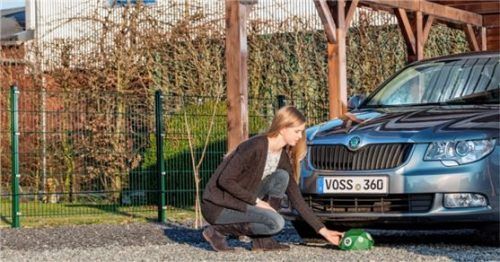 Einmal am oder unter dem Auto platziert, sorgen Ultraschallgeräte dafür, dass Marder freiwillig Abstand halten.

Foto DJD/www.weidezaun.info/Tom Tomczyk