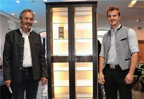 Er war Kursbester im Vollzeitkurs: Florian Impler aus Bad Feilnbach (rechts). Franz Ertl, Leiter des Bildungszentrums Traunstein, würdigte seine Leistung.Fotos wittenzellner