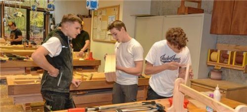 Es ist gar nicht so leicht, die Ausbildung zu finden, die zu einem passt. In den geöffneten Werkstätten der Berufsschulen durften sich Jugendliche am Wochenende selbst ausprobieren. Foto Schlecker