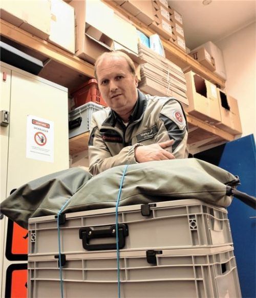 Es stapelt sich bis zur Decke: Mit moderner Technik hat Markus Haindl kein Problem, mit der quälenden Enge in der Wasserburger Dienststelle schon. Foto simeth