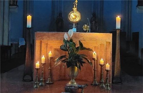 Eucharistische Anbetung in der Kirche Hl. Dreifaltigkeit, Kolbermoor.Foto re