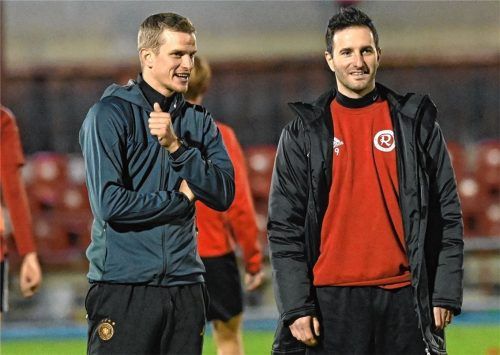 Ex-Nationalspieler Lars Bender (links) im Training mit Ex-Profi-Spieler Maxi Nicu (rechts).