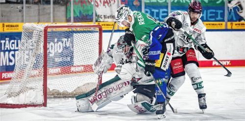 Fabjon Kuqi behinderte Starbulls-Keeper Tomas Pöpperle. Deshalb wurde das Tor nach Videobeweis wieder zurückgenommen. Foto Eibner/Sandy Dinkelacker