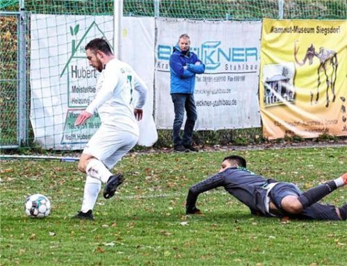 Felix Schrobenhauser umspielt den Dornacher Keeper und schießt zum 1:0 für Siegsdorf ein.Foto Christian Mühlhofer