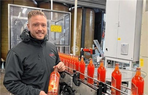 Franz Stettner junior beliefert nicht nur den Einzelhandel, sondern auch zahlreiche Christkindlmärkte. Die Firma Stettner ist der größte Glühwein-Produzent in der Region. Foto Huber