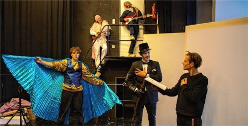 Freuen sich auf die Aufführung: (von links) Maxim Kruse, Livia Schoeler, Benedikt Zimmermann, Florian Stadler und Regisseur Andreas Schwankl. Foto Junges Theater