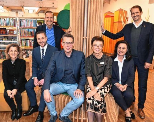 Freuen sich über die Auszeichnung mit dem Bayerischen Bibliothekspreis (von links): Bundestagsabgeordnete Daniela Ludwig, Zweiter Bürgermeister Daniel Artmann, Florian Ludwig, Vorsitzender des Fördervereins der Stadtbibliothek, Kunstminister Markus Blume, Susanne Delp, Leiterin der Stadtbibliothek, Dr. Ute Eiling-Hütig, Vorsitzende des Bayerischen Bibliotheksverbandes, und Oberbürgermeister Andreas März. Foto Schlecker