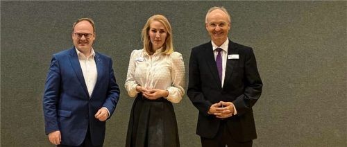 Freuten sich über die Eröffnung des umgebauten Hauses: (von links) Bürgermeister Andreas Friedrich, Klinik-Geschäftsführerin Dr. Sophie Giessner und Ärztlicher Direktor Professor Dr. Ulrich Voderholzer.Foto Schön-Kliniken