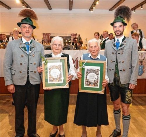 Für ihre 60-jährige Vereinszugehörigkeit wurden Lisei Hildgartner (links) und Anna Hausstätter von Andreas Mayer (links) und Fabian Stuffer (rechts) geehrt.