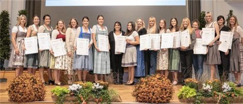 Gemeinsam mit ihren Lehrkräften Antonia Bauer (links) und Stephanie Wimmer (rechts) freuen sich die Absolventinnen der Meisterschule Hauswirtschaft in Rosenheim über den Abschluss.Foto re
