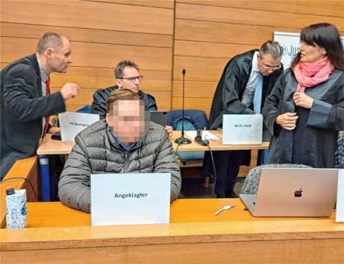 Gesprächsbedarf im Gerichtssaal: Sachverständiger Adamec und die Verteidiger Harald Baumgärtl, Dr. Markus Frank und Regina Rick. Der Angeklagte Sebastian T. vernimmt‘s ungerührt. Foto  Weiser